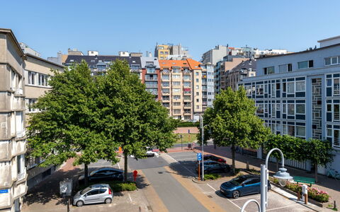 Centrally Located The Corner: Costruzione, Giorno, Città, Zona Urbana, Finestra, Appartamento, Zona Residenziale, Cittadina, Area Metropolitana, Facciata