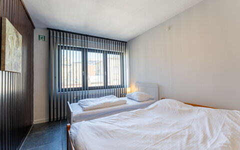 Centrally Located The Corner: Camera Da Letto, Soffitto, Interior Design, Pavimento, Letto, Pavimentazione, Telaio Del Letto, Camera, Bedding, Lenzuolo