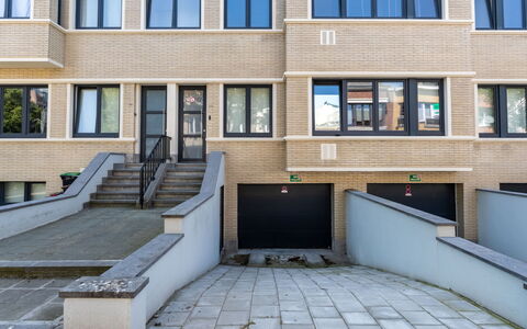 Centrally Located The Corner: Parete, Appartamento, Facciata, Architettura, Zona Residenziale, Materiale Composito, Condominio, Casa, Urban Design, Balcone