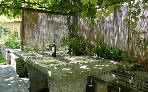 Cá Pórt Róss: Legna, Mobilia, Tavolo, Mobili Da Esterno, Tavolo Esterno, Sedia, Giardino, Shade, Backyard, Cortile