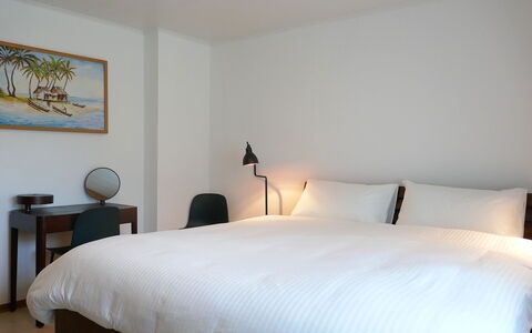 Cá Pórt Róss: Letto, Mobilia, Interior Design, Camera Da Letto, Parete, Pavimento, Bedding, Lenzuolo, Pavimentazione, Legna