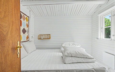Fulla - 150M from the Sea: Parete, Interior Design, Legna, Soffitto, Pavimentazione, Pavimento, Camera Da Letto, Camera, Letto, Bedding