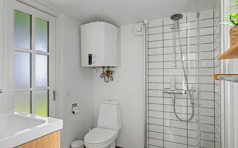 Fulla - 150M from the Sea: Toilet Seat, Bagno, Gabinetto, Idraulico Fixture, Parete, Pavimentazione, Interior Design, Pavimento, Lavello, Lavandino Del Bagno