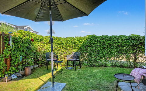 Evdokija - 50M from the Sea: Ombrello, Mobilia, Mobili Da Esterno, Giardino, Shade, Tavolo Esterno, Sedia, Prato, Landscaping, Backyard