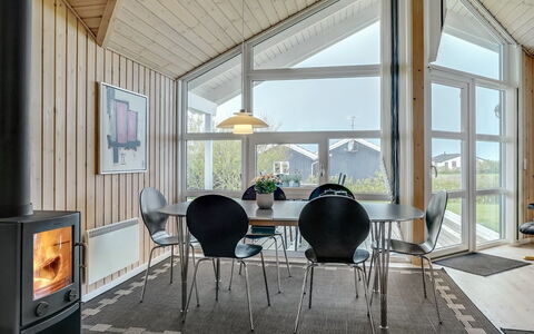 Skakke - 350M to the Fjord: Legna, Soffitto, Interior Design, Mobilia, Pavimentazione, Pavimento, Soggiorno, Casa, Sedia, Camera