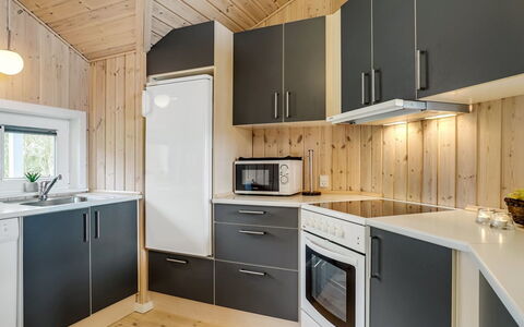 Skakke - 350M to the Fjord: Legna, Cucina, Soffitto, Interior Design, Pavimentazione, Controsoffitto, Elettrodomestico Da Cucina, Apparecchio Major, Pavimento, Cabinetry