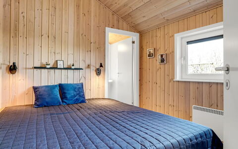 Skakke - 350M to the Fjord: Legna, Soffitto, Interior Design, Camera Da Letto, Latifoglie, Color Legno, Plank, Telaio Del Letto, Letto, Lampada