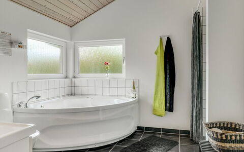 Skakke - 350M to the Fjord: Pavimentazione, Interior Design, Idraulico Fixture, Vasca Da Bagno, Pavimento, Idraulico, Bagno, Soffitto, Piastrella, Rubinetto