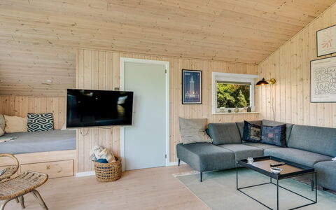 Skakke - 350M to the Fjord: Interior Design, Pavimentazione, Legna, Pavimento, Soffitto, Mobilia, Camera, Pavimento In Legno, Soggiorno, Divano