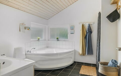 Skakke - 350M to the Fjord: Idraulico Fixture, Interior Design, Pavimentazione, Soffitto, Pavimento, Vasca Da Bagno, Bagno, Idraulico, Rubinetto, Camera