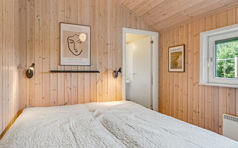Skakke - 350M to the Fjord: Legna, Camera Da Letto, Letto, Bedding, Lenzuolo, Telaio Del Letto, Soffitto, Casa, Interior Design, Pavimento