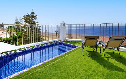 La Samba Beachfront: Piscina, Prato, Giardino, Erba Sintetica, Landscaping, Balcone, Estate, Ricorrere, Recinzione, Cortile