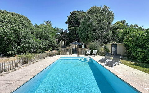 Villa Piscine - Aigues-Vives: Zona Residenziale, Appartamento, Estate, Ricorrere, Dimora, Balcone, Villa, Piscina