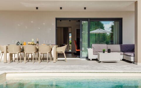 Delight: Zona Residenziale, Appartamento, Estate, Ricorrere, Dimora, Balcone, Villa, Piscina
