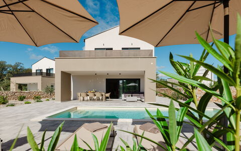 Delight: Zona Residenziale, Appartamento, Estate, Ricorrere, Dimora, Balcone, Villa, Piscina