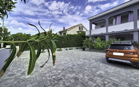 Pag Povljana 200: Calcestruzzo, Shade, Cortile, Driveway, Piastrella, Piscina, Passerella, Flagstone, Hotel