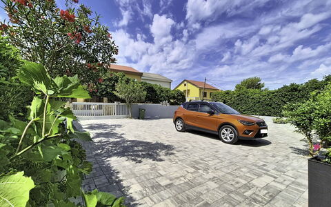 Pag Povljana 200: Driveway, Marciapiede, Giardino, Landscaping, Shade, Passerella, Flagstone, Parcheggio, Sentiero