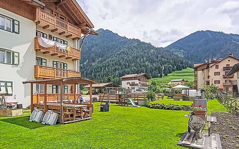 Edelweiss: Mobilia, Interior Design, Pavimentazione, Pavimento, Pavimento In Legno, Legna, Sedia, Soffitto, Cucina & Sala Da Pranzo Tavolo, Tavolo