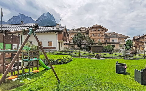 Edelweiss: Mobilia, Interior Design, Pavimentazione, Pavimento, Pavimento In Legno, Legna, Sedia, Soffitto, Cucina & Sala Da Pranzo Tavolo, Tavolo