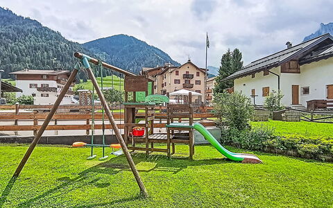 Edelweiss: Mobilia, Interior Design, Pavimentazione, Pavimento, Pavimento In Legno, Legna, Sedia, Soffitto, Cucina & Sala Da Pranzo Tavolo, Tavolo