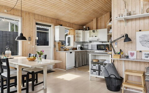 Eerika - 1Km from the Sea: Cucina, Legna, Mobilia, Soffitto, Interior Design, Controsoffitto, Apparecchio Major, Casa, Elettrodomestico Da Cucina, Cucina & Sala Da Pranzo Tavolo