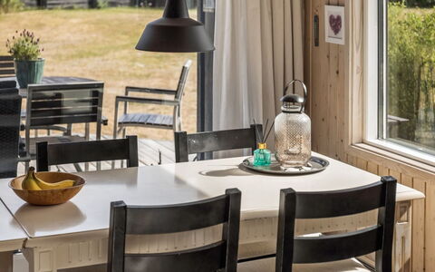 Eerika - 1Km from the Sea: Mobilia, Interior Design, Tavolo, Pavimentazione, Sedia, Legna, Cucina & Sala Da Pranzo Tavolo, Sala Da Pranzo, Pavimento, Lampada