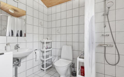 Eerika - 1Km from the Sea: Pavimentazione, Pavimento, Idraulico Fixture, Interior Design, Soffitto, Gabinetto, Lavello, Toilet Seat, Bagno, Piastrella