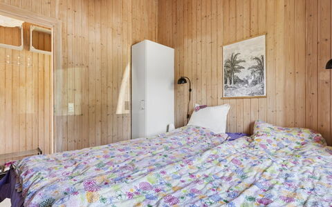 Eerika - 1Km from the Sea: Camera Da Letto, Letto, Legna, Lenzuolo, Bedding, Interior Design, Pavimento, Pavimentazione, Soffitto, Biancheria
