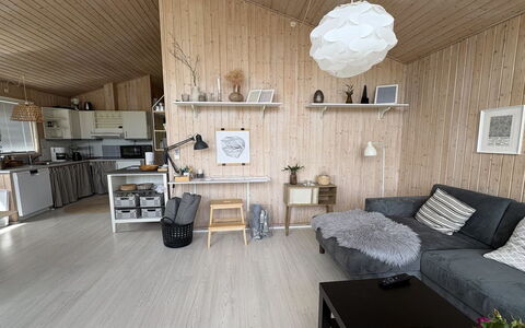 Eerika - 1Km from the Sea: Legna, Interior Design, Mobilia, Soffitto, Pavimentazione, Pavimento, Illuminazione, Lampada, Camera, Casa