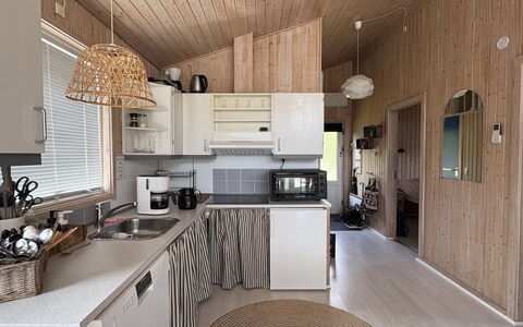 Eerika - 1Km from the Sea: Legna, Interior Design, Soffitto, Mobilia, Pavimentazione, Pavimento, Cucina, Casa, Controsoffitto, Camera