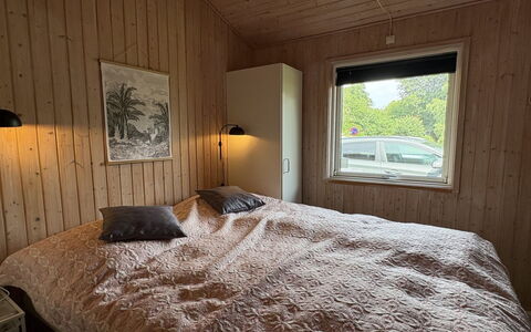 Eerika - 1Km from the Sea: Legna, Camera Da Letto, Pavimentazione, Pavimento, Latifoglie, Letto, Color Legno, Lenzuolo, Telaio Del Letto, Bedding