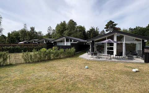 Eerika - 1Km from the Sea: Tetto, Casa, Zona Residenziale, Casa, Lotto, Villetta, Estate, Shade, Sobborgo, Landscaping