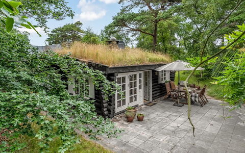 Armund - 50M from the Sea: Arbusto, Tetto, Villetta, Casa, Casa, Giardino, Edifici Giardino, Cortile, Backyard, Estate