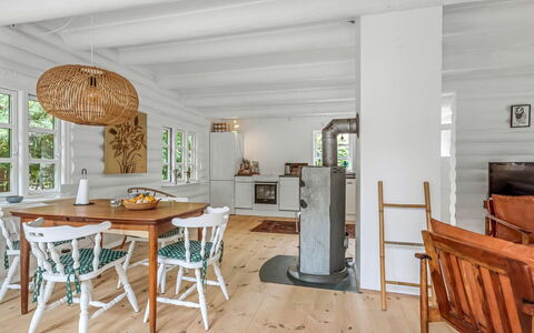 Armund - 50M from the Sea: Mobilia, Pavimentazione, Interior Design, Pavimento, Pavimento In Legno, Legna, Soffitto, Sedia, Cucina & Sala Da Pranzo Tavolo, Sala Da Pranzo