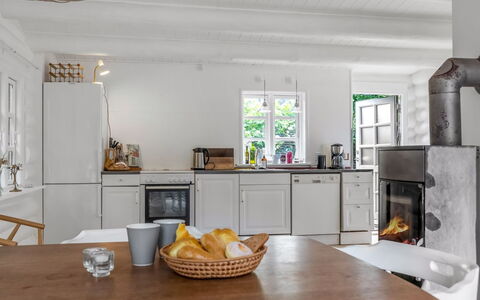 Armund - 50M from the Sea: Pavimentazione, Interior Design, Mobilia, Legna, Soffitto, Pavimento, Cucina, Camera, Illuminazione, Casa