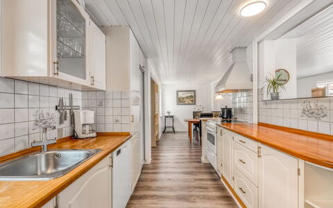 Sinikka - 600M to the Fjord: Pavimentazione, Legna, Pavimento, Pavimento In Legno, Soffitto, Interior Design, Casa, Controsoffitto, Cucina, Color Legno