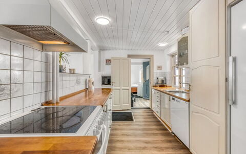 Sinikka - 600M to the Fjord: Pavimentazione, Cucina, Legna, Interior Design, Controsoffitto, Soffitto, Elettrodomestico Da Cucina, Pavimento, Apparecchio Major, Cabinetry