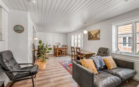 Sinikka - 600M to the Fjord: Pavimentazione, Interior Design, Parete, Pavimento, Pavimento In Legno, Legna, Soffitto, Mobilia, Divano, Soggiorno