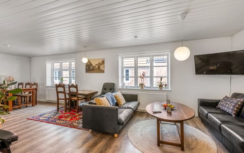 Sinikka - 600M to the Fjord: Legna, Pavimentazione, Interior Design, Soffitto, Mobilia, Divano, Pavimento, Casa, Pavimento In Legno, Soggiorno