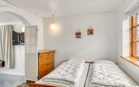 Sinikka - 600M to the Fjord: Letto, Camera Da Letto, Parete, Pavimentazione, Pavimento, Interior Design, Legna, Mobilia, Bedding, Soffitto