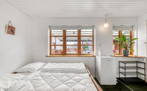 Sinikka - 600M to the Fjord: Parete, Interior Design, Pavimentazione, Pavimento, Legna, Camera Da Letto, Letto, Soffitto, Mobilia, Lenzuolo
