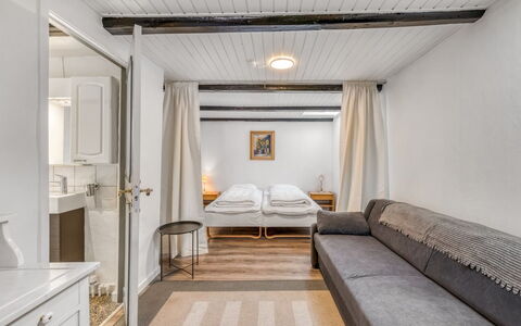 Sinikka - 600M to the Fjord: Mobilia, Interior Design, Pavimentazione, Pavimento, Legna, Soffitto, Letto, Camera, Camera Da Letto, Illuminazione