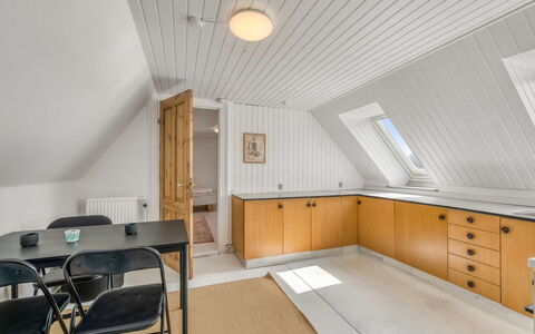 Sinikka - 600M to the Fjord: Pavimentazione, Legna, Soffitto, Interior Design, Pavimento, Lampada, Cucina, Cabinetry, Mobilia, Illuminazione