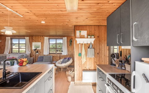 Satu - 1.5Km from the Sea: Legna, Cucina, Mobilia, Pavimentazione, Pavimento, Controsoffitto, Elettrodomestico Da Cucina, Color Legno, Cucina & Sala Da Pranzo Tavolo, Apparecchio Major