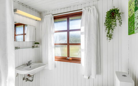 Satu - 1.5Km from the Sea: Legna, Interior Design, Pavimentazione, Idraulico Fixture, Pavimento, Soffitto, Rubinetto, Bagno, Casa, Idraulico