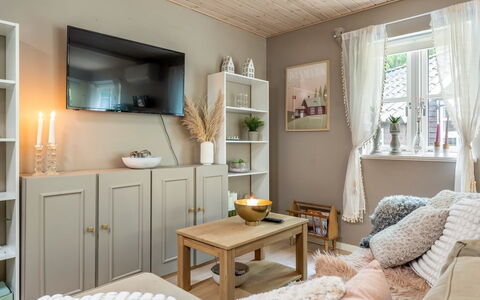 Myrra: Mobilia, Interior Design, Pavimentazione, Parete, Pavimento, Legna, Camera, Soggiorno, Soffitto, Casa