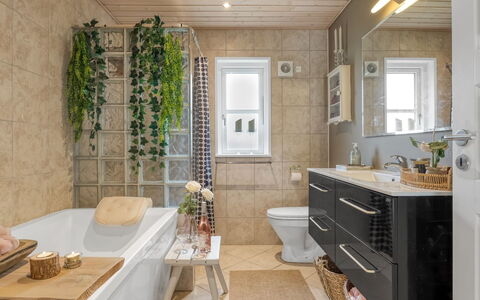 Myrra: Interior Design, Pavimentazione, Parete, Idraulico Fixture, Lavello, Bagno, Pavimento, Mobiletto Del Bagno, Rubinetto, Gabinetto