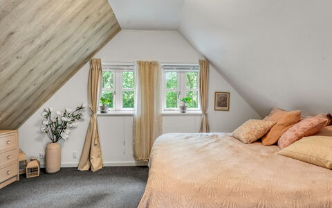 Myrra: Camera Da Letto, Letto, Interior Design, Legna, Soffitto, Mobilia, Pavimentazione, Lenzuolo, Bedding, Pavimento