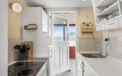 Myra - 100M from the Sea: Pavimentazione, Apparecchio Major, Legna, Pavimento, Interior Design, Cucina, Soffitto, Elettrodomestico Da Cucina, Controsoffitto, Camera