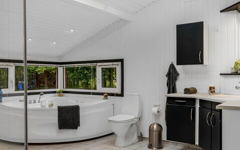 Ulfsten - 2Km from the Sea: Idraulico Fixture, Interior Design, Soffitto, Pavimentazione, Pavimento, Rubinetto, Lavello, Idraulico, Vasca Da Bagno, Controsoffitto